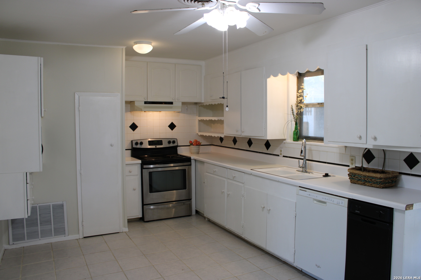 1204 W Goodwin Street Pleasanton TX 78064