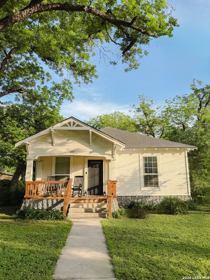 237 W Oak Street Uvalde TX 78801