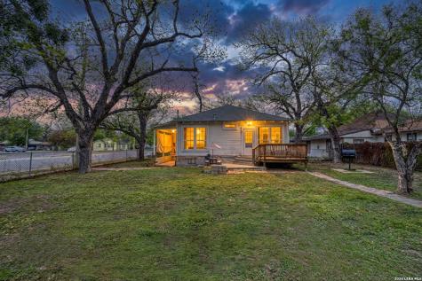237 W Oak Street Uvalde TX 78801