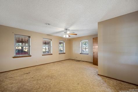 1431 S Sh-123 Karnes City TX 78118