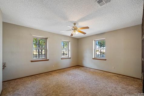 1431 S Sh-123 Karnes City TX 78118