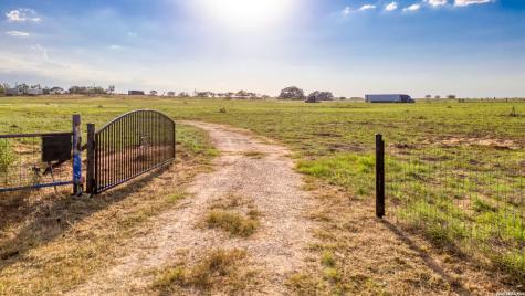 288 County Road 105 Floresville TX 78114