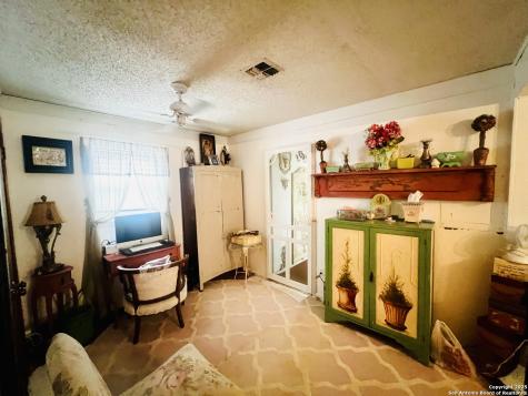 521 Cr 7713 #1 Devine TX 78016