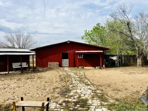 521 Cr 7713 #1 Devine TX 78016