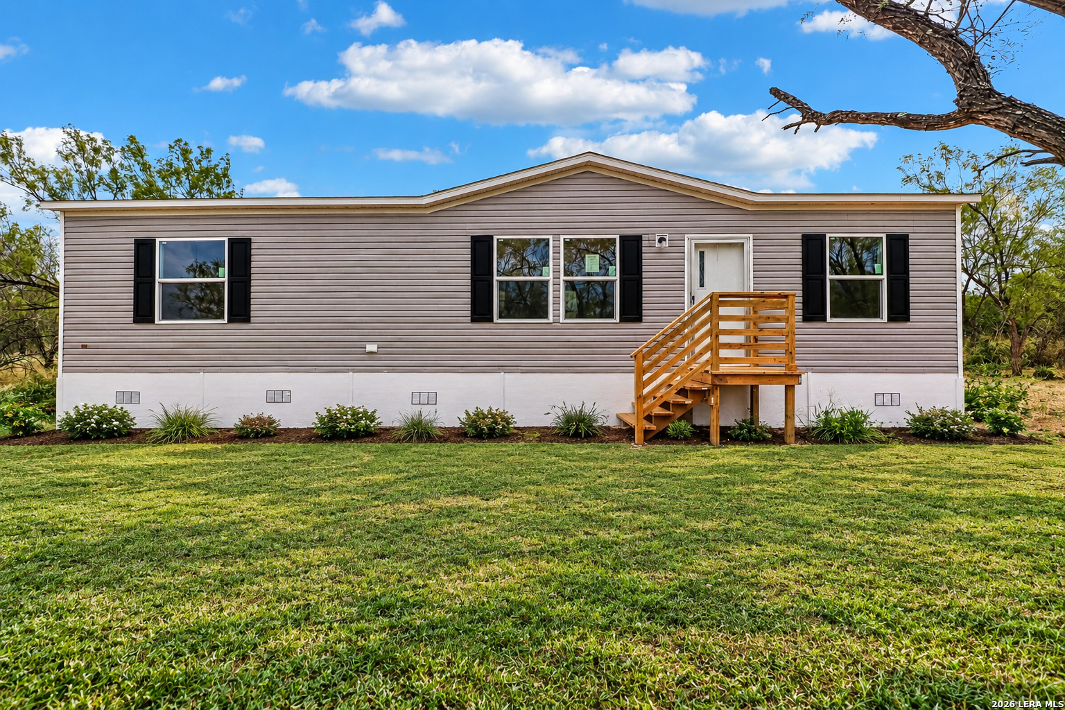 172 County Road 2667 Devine TX 78016