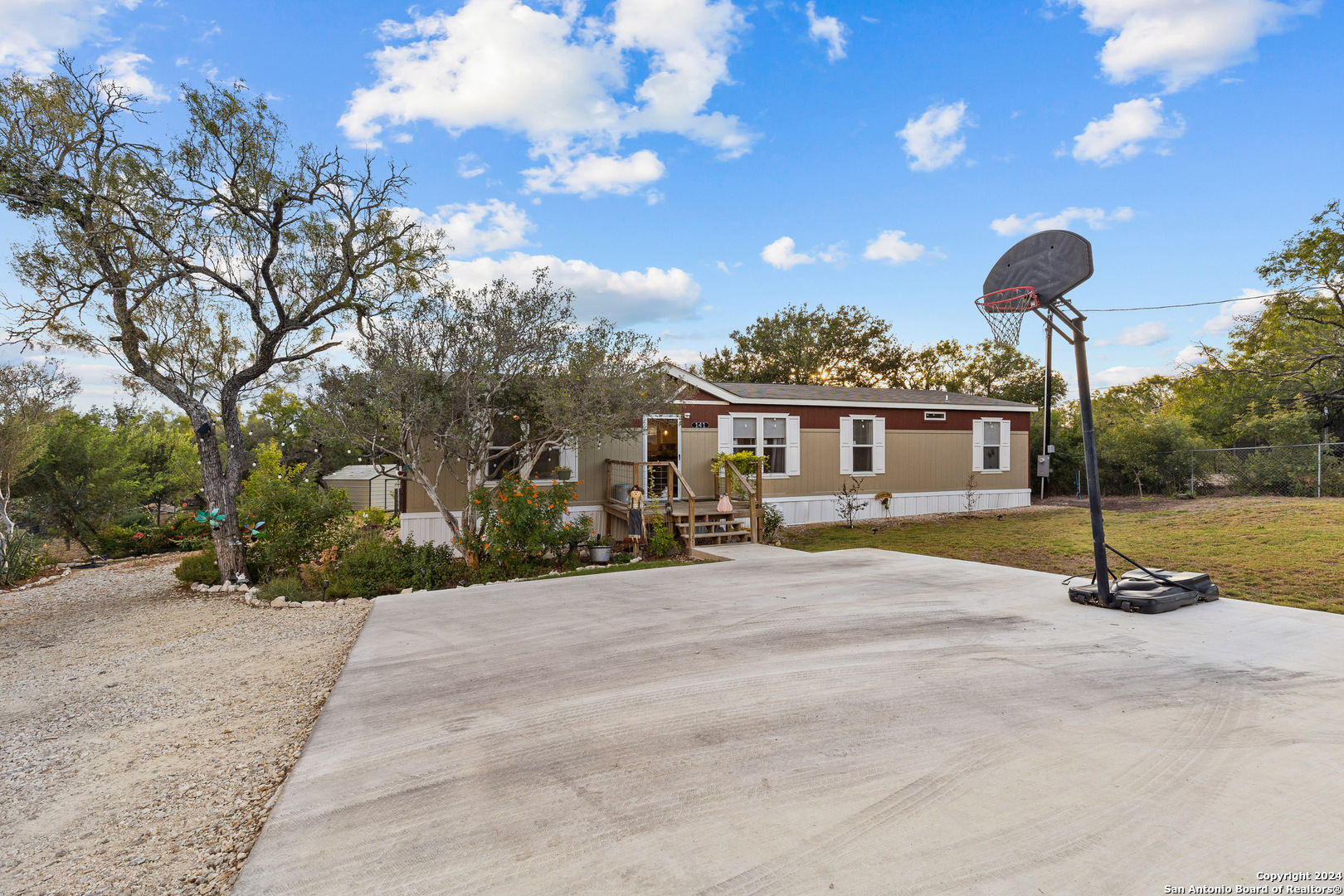 141 County Road 459 Hondo TX 78861