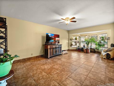 988 Summit Lakehills TX 78063
