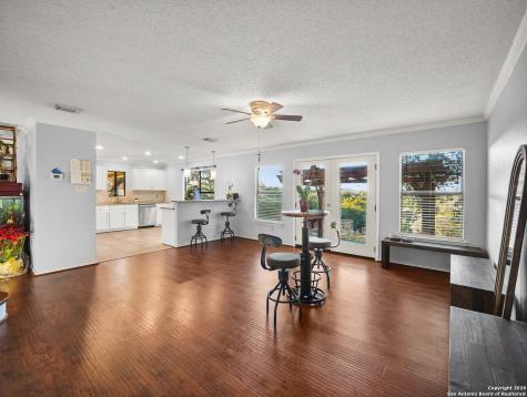 988 Summit Lakehills TX 78063