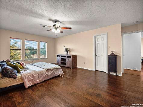 988 Summit Lakehills TX 78063