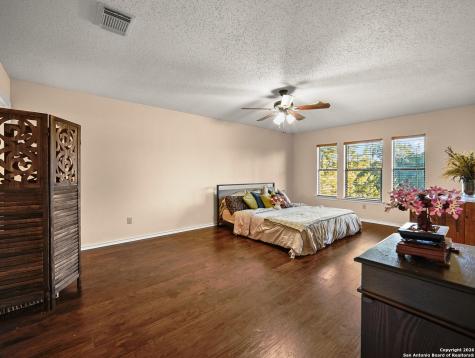 988 Summit Lakehills TX 78063