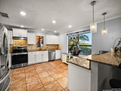 988 Summit Lakehills TX 78063