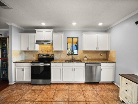 988 Summit Lakehills TX 78063