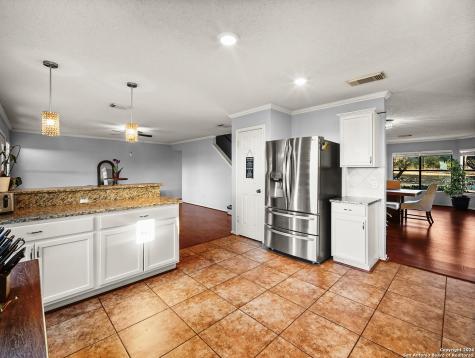 988 Summit Lakehills TX 78063