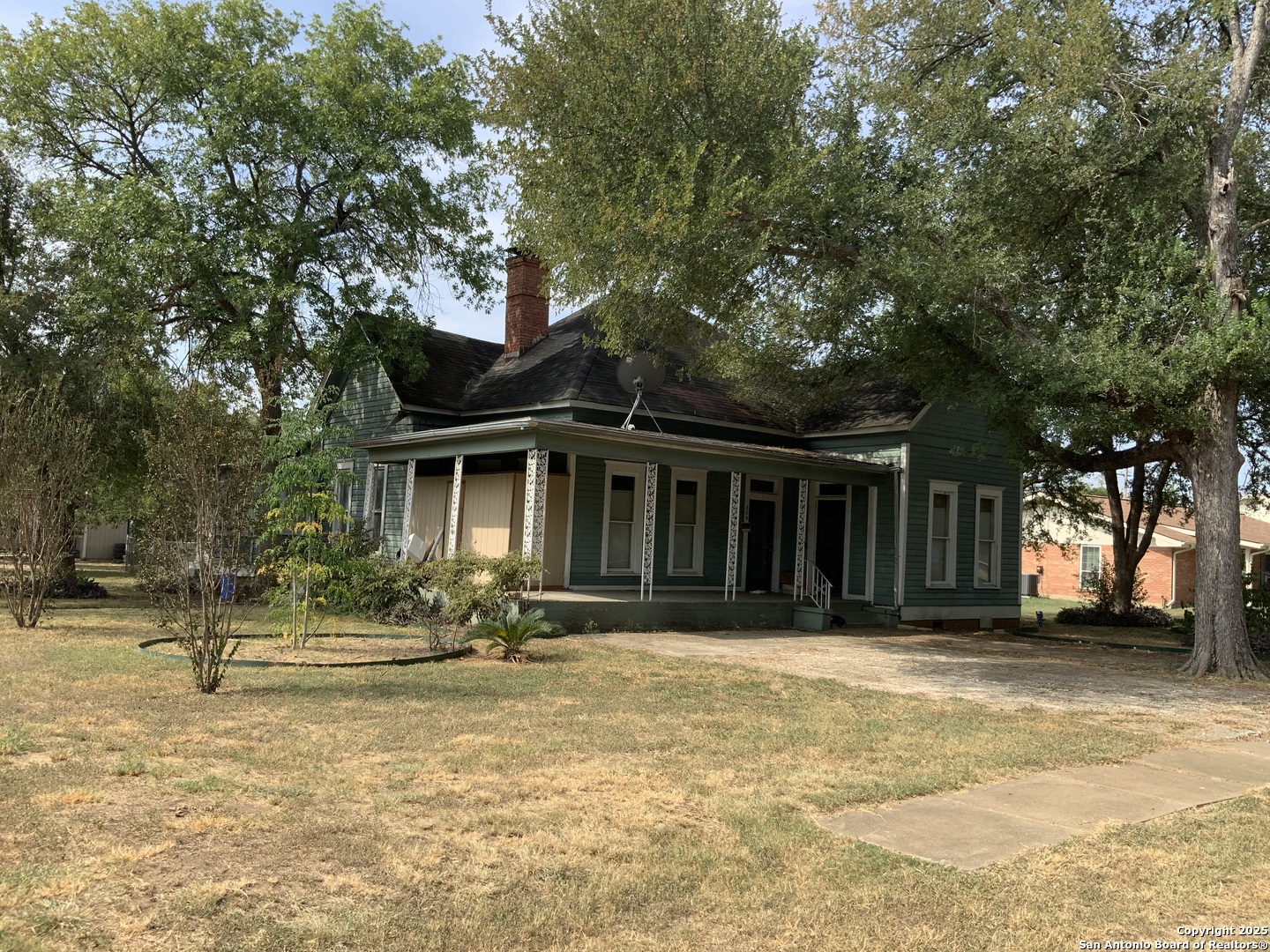 309 E 3rd Street Nixon TX 78140