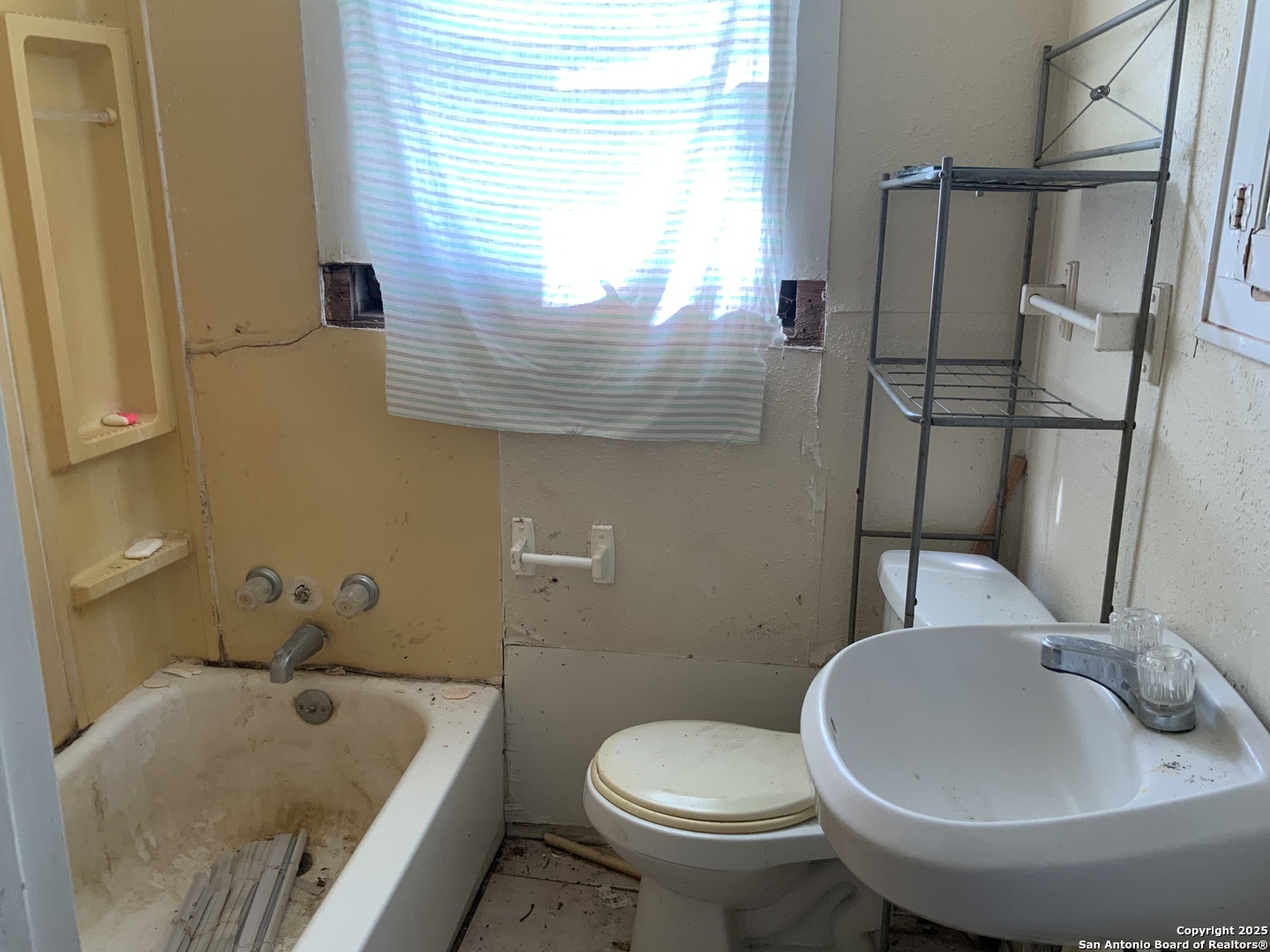 309 E 3rd Street Nixon TX 78140