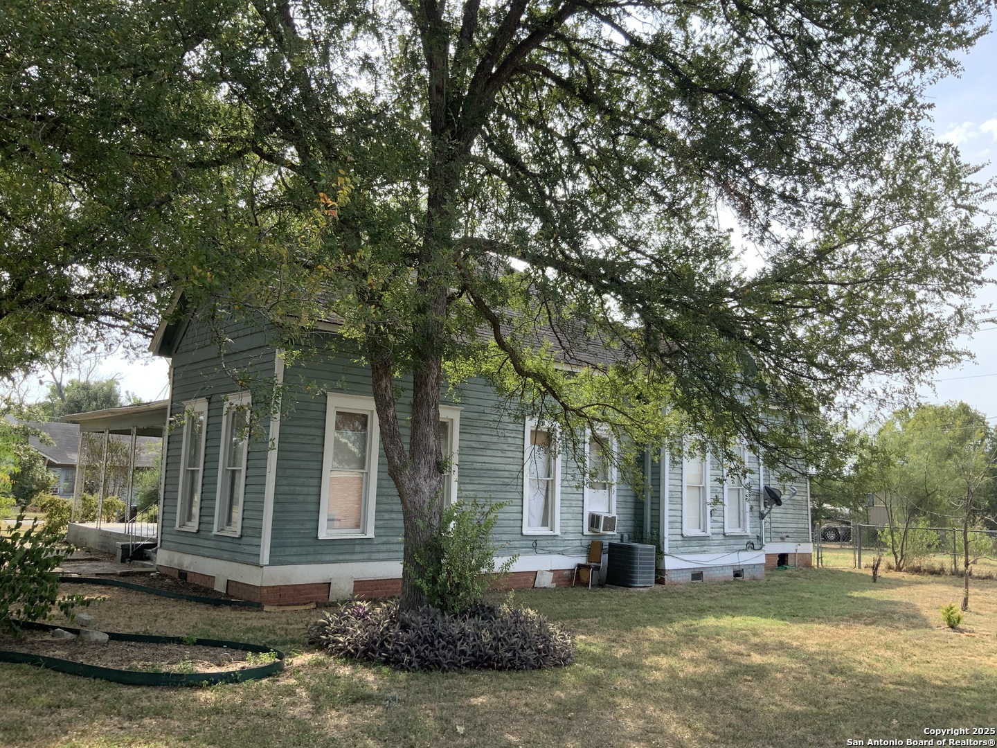 309 E 3rd Street Nixon TX 78140