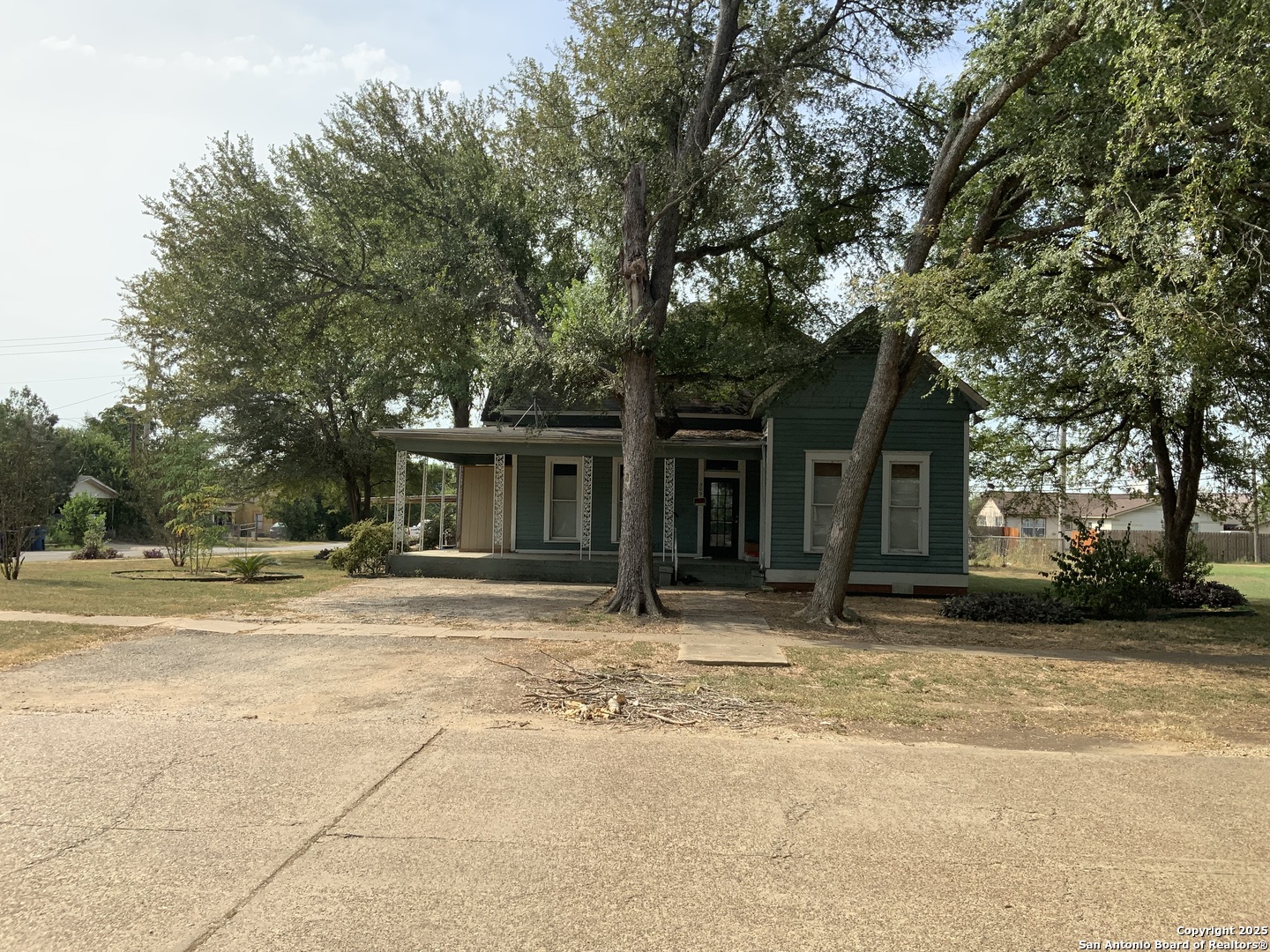 309 E 3rd Street Nixon TX 78140