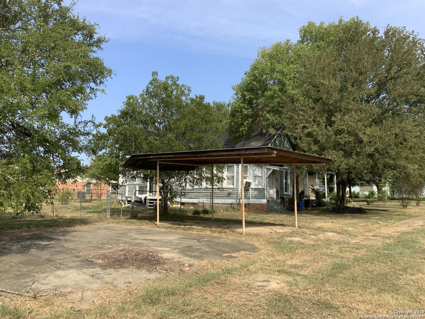 309 E 3rd Street Nixon TX 78140