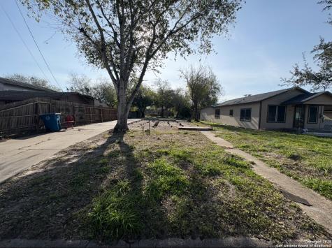 907 W Crockett Beeville TX 78102