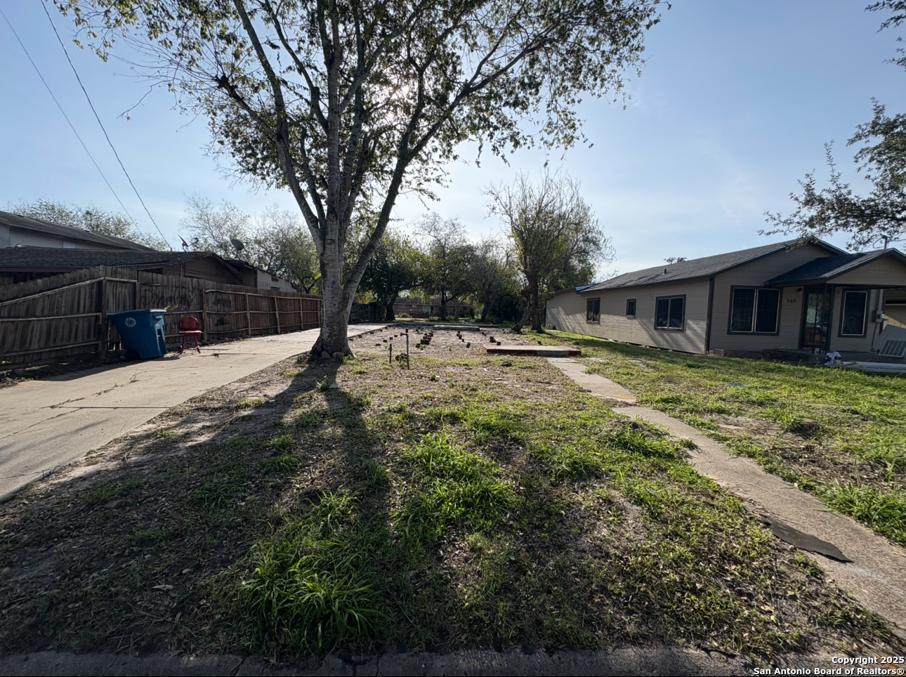 907 W Crockett Beeville TX 78102