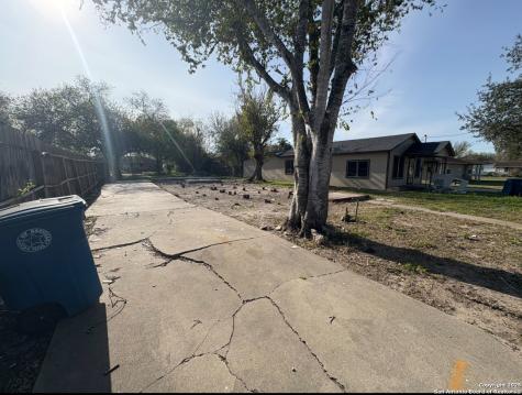 907 W Crockett Beeville TX 78102