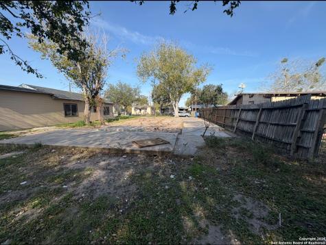 907 W Crockett Beeville TX 78102