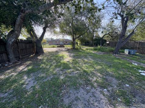 907 W Crockett Beeville TX 78102