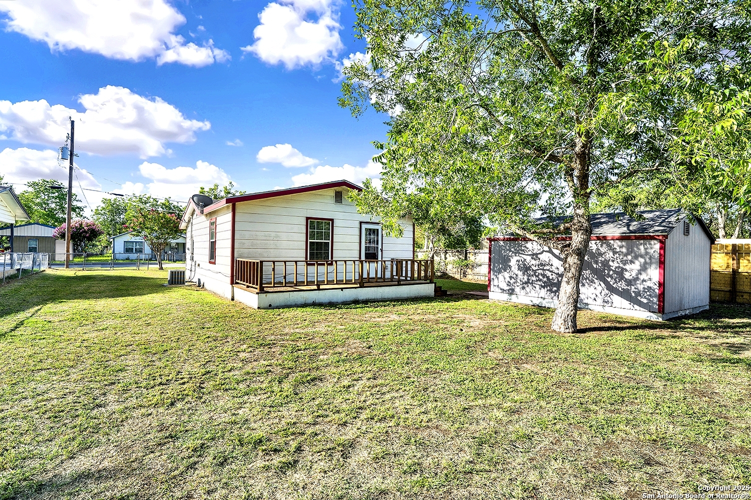 1205 Plum Floresville TX 78114