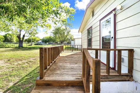 1205 Plum Floresville TX 78114