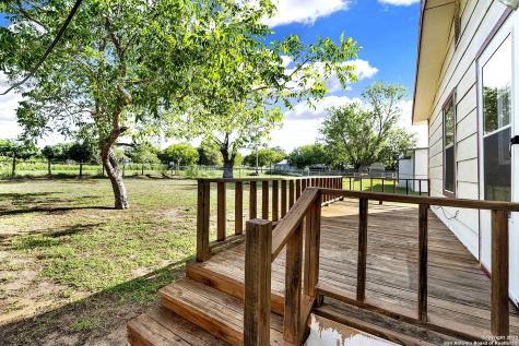 1205 Plum Floresville TX 78114