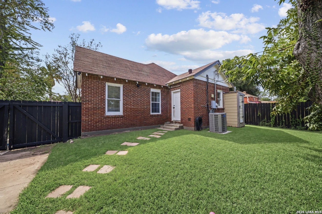 1705 W Summit San Antonio TX 78201