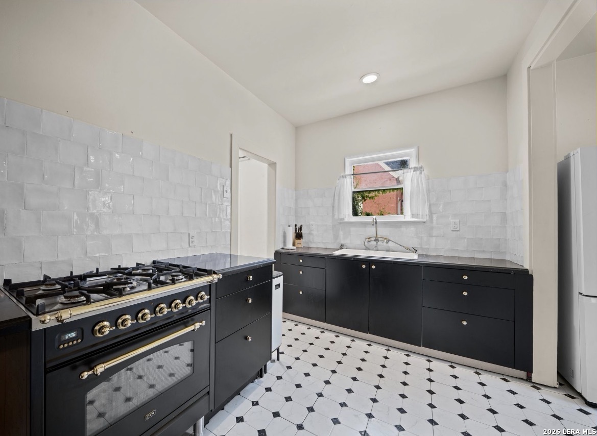 1705 W Summit San Antonio TX 78201