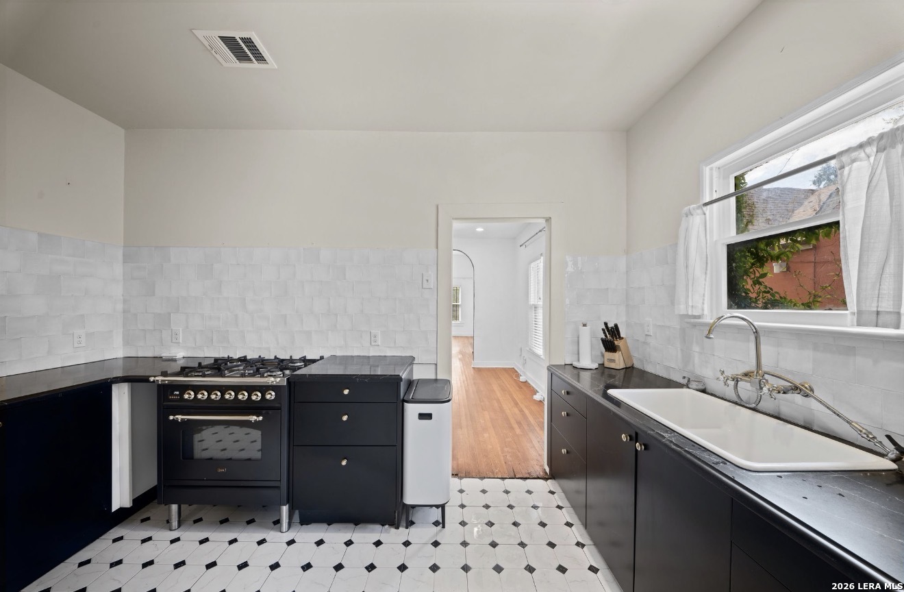 1705 W Summit San Antonio TX 78201