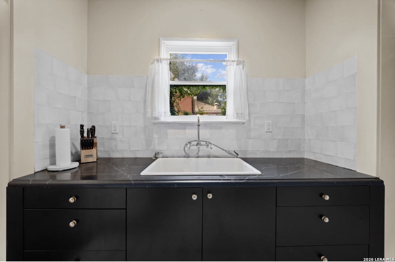 1705 W Summit San Antonio TX 78201