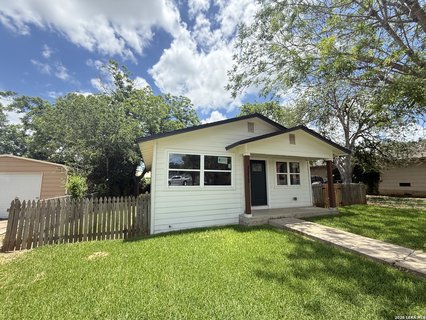 1212 B Street Floresville TX 78114