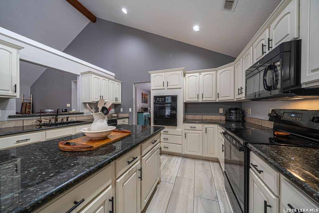119 Scenic Hills La Vernia TX 78121
