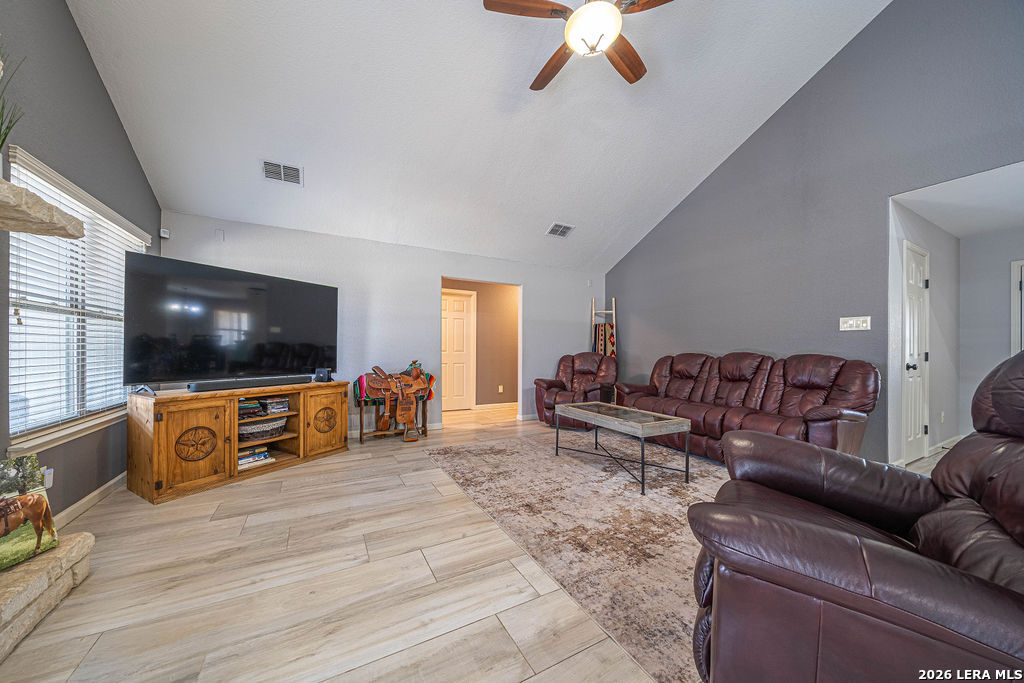 119 Scenic Hills La Vernia TX 78121