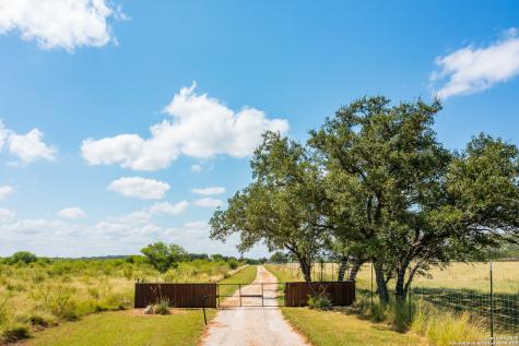 13831 Tx Highway 127 Sabinal TX 78881