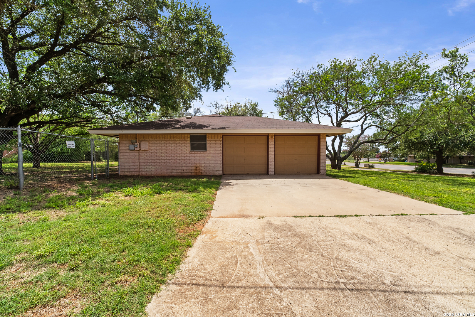 1305 E Colorado Pearsall TX 78061
