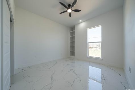 999 County Road 319 La Vernia TX 78121