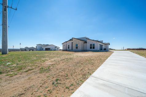 999 County Road 319 La Vernia TX 78121