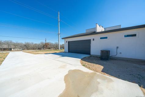 999 County Road 319 La Vernia TX 78121