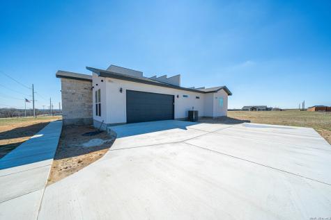 999 County Road 319 La Vernia TX 78121