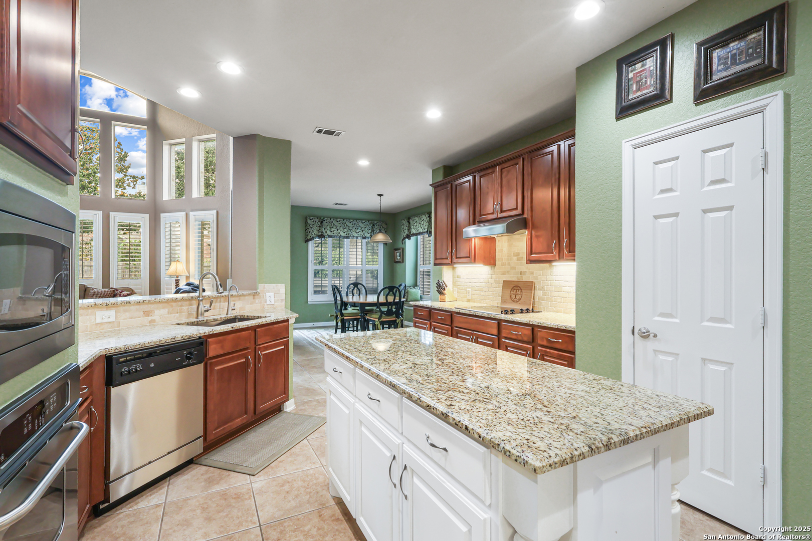 913 Desert Bluff San Antonio TX 78258