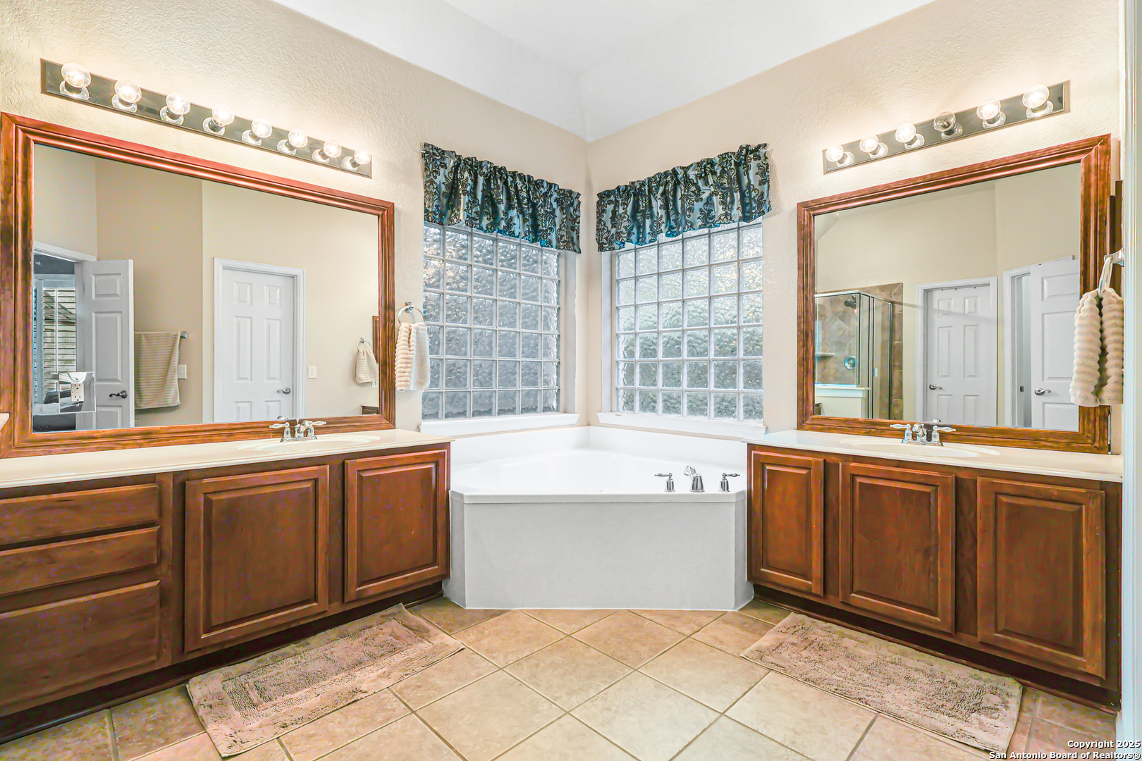 913 Desert Bluff San Antonio TX 78258