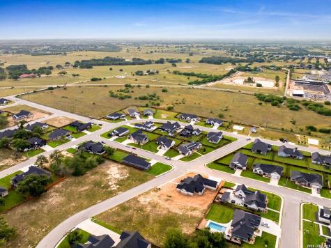 156 Woodbridge Drive La Vernia TX 78121