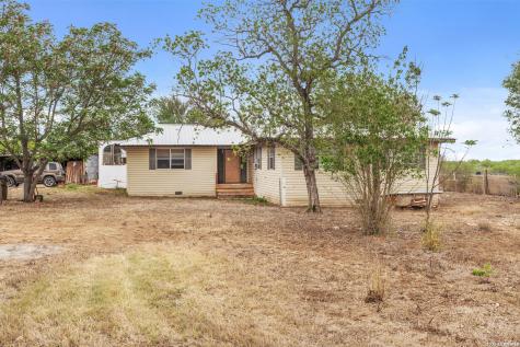 509 W County Road 678 Natalia TX 78059