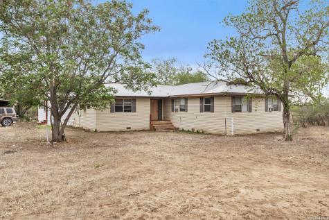 509 W County Road 678 Natalia TX 78059