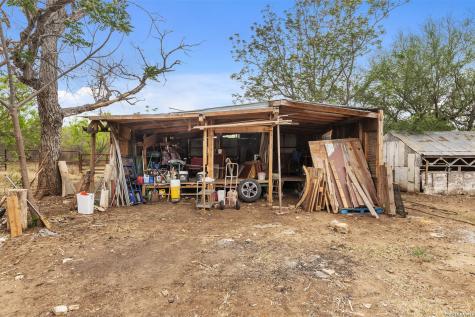 509 W County Road 678 Natalia TX 78059
