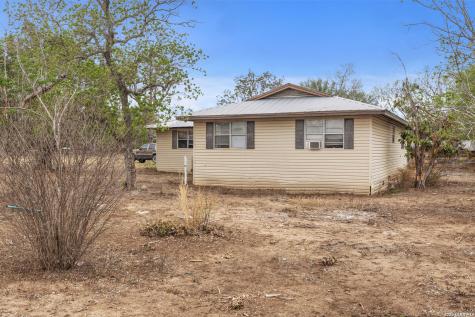 509 W County Road 678 Natalia TX 78059